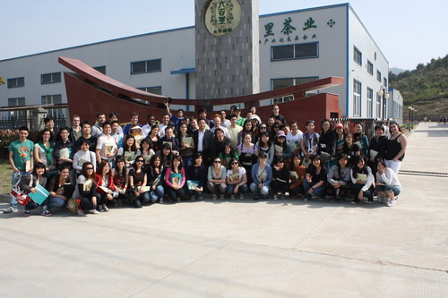 外賓在產(chǎn)業(yè)園大門(mén)口合影留念.jpg