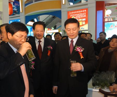 孫金龍、余欣榮、朱先發(fā)品嘗太平猴魁.jpg